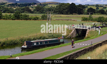 Die schmalen Boot Hollinhurst ist absteigend die Barrowford Flug der Schleusen am Leeds und Liverpool Canal in East Lancashire am 30.7.18. Stockfoto