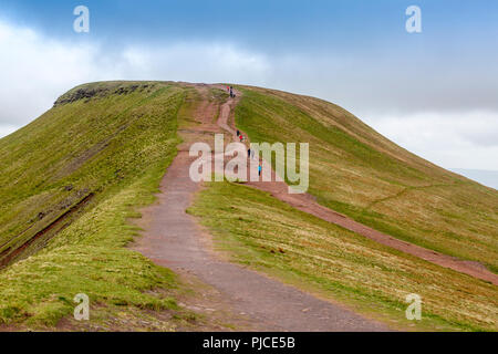 Spaziergänger auf Pen-y-Fan, dem höchsten Punkt der Brecon Beacons und im südlichen England, Powys, Wales, Großbritannien Stockfoto