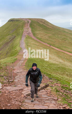 Pen-y-Fan, dem höchsten Punkt der Brecon Beacons und im südlichen England, vom Gipfel des Mais Du, Powys, Wales, UK gesehen Stockfoto