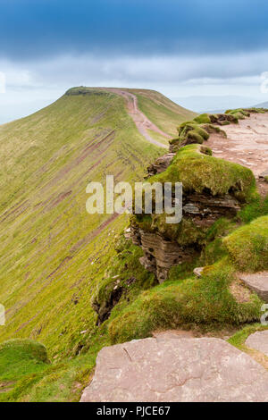 Pen-y-Fan, dem höchsten Punkt der Brecon Beacons und im südlichen England, vom Gipfel des Mais Du, Powys, Wales, UK gesehen Stockfoto