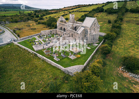 Luftaufnahme von Corcomroe Abbey Ruinen und dem Friedhof Stockfoto