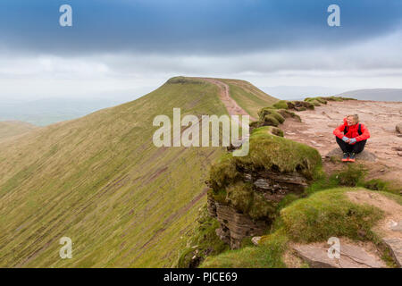 Pen-y-Fan, dem höchsten Punkt der Brecon Beacons und im südlichen England, vom Gipfel des Mais Du, Powys, Wales, UK gesehen Stockfoto