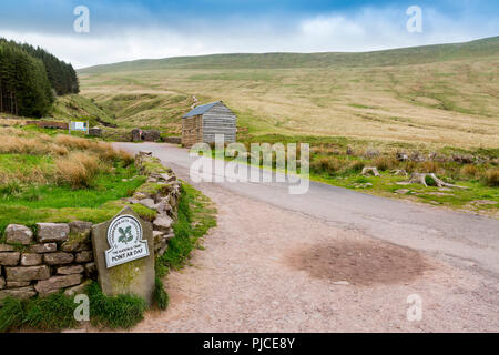 Pont Ar Daf-Brücke markiert den Beginn der Fußweg zu Pen-y-Fan höchsten Punkt auf die Brecon Beacons und im südlichen England, Powys, Wales, Großbritannien Stockfoto