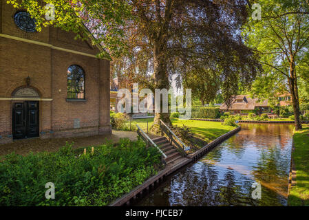 Kirche unter hohen Bäumen in Giethoorn, Niederlande Stockfoto