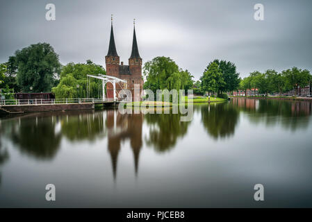 Östliche Tor, Kanal und historischer Zugbrücke in Delft, Niederlande Stockfoto