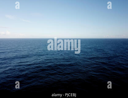 Hohen winkel Blick über den Ozean Stockfoto