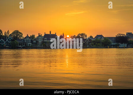 Sonnenuntergang über dem schönen Dorf Zaanse Schans in Holland Stockfoto