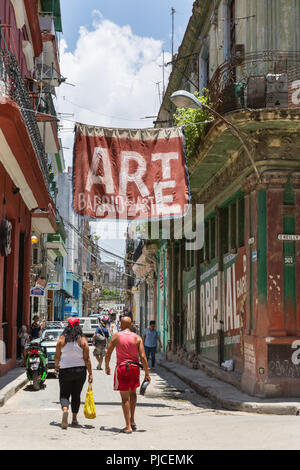 Galerie art Studio und Shops auf der O'Reilly und Villegas Straßen mit Barrio del Arte Banner von der Autobienal Kunstausstellung, Havanna, Kuba Stockfoto