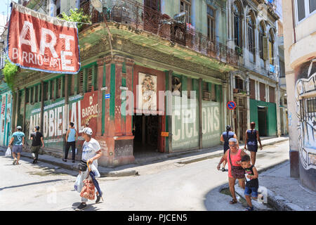 Galerie art Studio und Shops auf der O'Reilly und Villegas Straßen mit Barrio del Arte Banner von der Autobienal Kunstausstellung, Havanna, Kuba Stockfoto