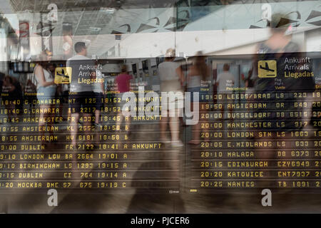 Doppelt belichtete Bild am Flughafen bei Ankunft Board und die Menschen warten auf Fahrgäste zu landen. Flughafen Reina Sofia, Teneriffa, Kanarische Inseln, Wellness Stockfoto