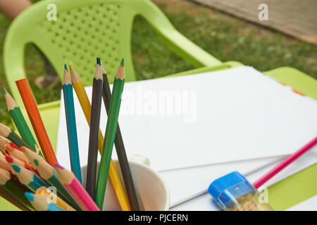 Close up Farbstifte in einer Schale am Rand des Tisches mit unscharfem Hintergrund. Konzept von Bildung, leeren Raum. Stockfoto