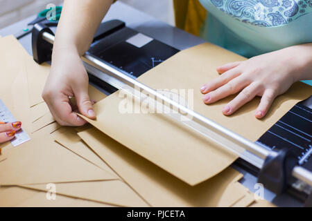 Frau mit Messer, Guillotine Stockfoto