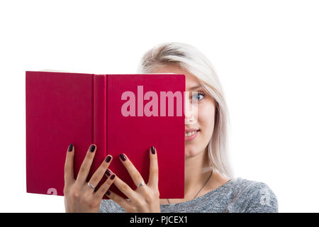 Junge woamn decken die Hälfte mit einem roten Buch auf weißem Hintergrund. Verstecken Identität und Emotion Konzept. Stockfoto