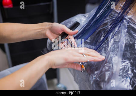 Friseur Haare schneiden von Frau client Stockfoto