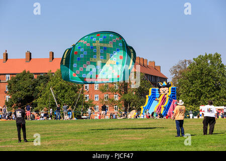 Brighton Drachenflieger fliegen ein riesiges Scrabble board Kite in Streatham gemeinsame Kite Tag kite Festival 2018, Streatham, London, UK Stockfoto