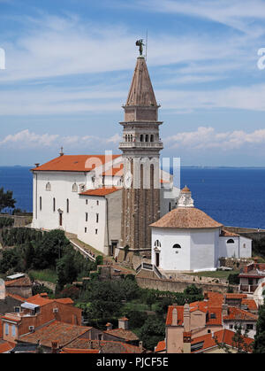 Blick auf die Stadt Piran in Slowenisch Istrien an der Adriatischen Küste mit Kirche Stockfoto