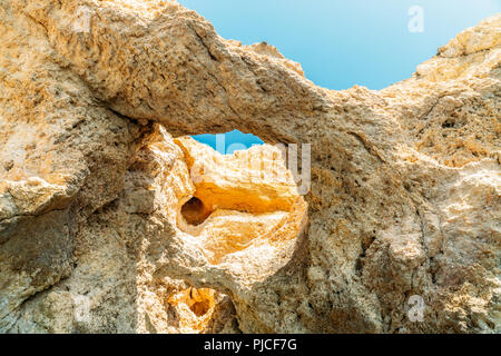Natürliche Felsformationen in Lagos an der Algarve in Portugal Stockfoto