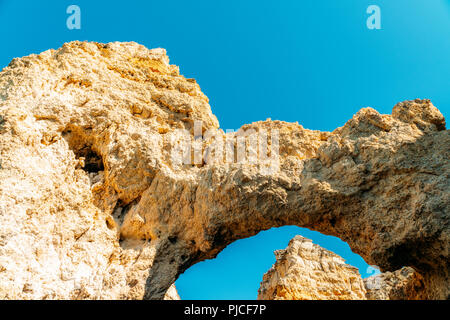 Natürliche Felsformationen in Lagos an der Algarve in Portugal Stockfoto