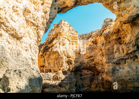 Natürliche Felsformationen in Lagos an der Algarve in Portugal Stockfoto