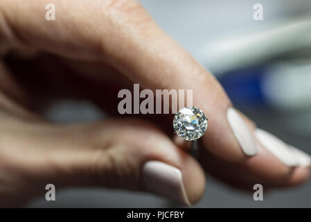 Diamant in Pinzette Stockfoto