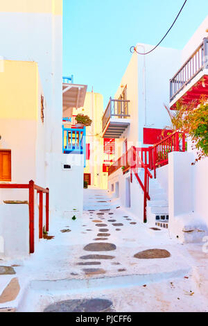 Straße mit traditionellen, weiß getünchten Häuser mit Balkonen in der Stadt Mykonos, Griechenland Stockfoto