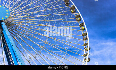 Karneval Riesenrad mit sauberen Himmel Nahaufnahme von Ein halbes Riesenrad in Köln Deutschland Stockfoto