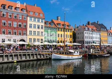 Nyhavn (neuer Hafen) ist eine aus dem 17. Jahrhundert am Wasser-, Kanal- und Unterhaltungsviertel in Kopenhagen, Dänemark. Stockfoto