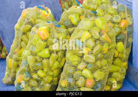 Gelbe Paprika in Beuteln, Gemüse, gesunde Ernährung Stockfoto