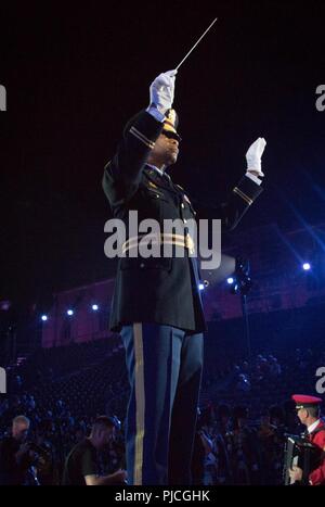 Oberstleutnant Dwayne Milburn führt die angesammelten Bands während der 2018 Basel Tattoo in Basel, Schweiz. Stockfoto