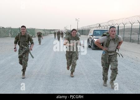 CAMP ARIFJAN, Kuwait - 1 Lt Colin Myers, SPC. Erin Murphy und SPC. Nathan Bentz mit Sitz und Hauptverwaltung Bataillon, 28 Infanterie Division sind begeistert die Ziellinie während ihrer letzten Bundeswehr Proficiency Abzeichen Ereignis am 12. Juli in einem ruck März unter Verwendung einer mindestens 33-lbs-Rucksack für einen Abstand zwischen 3,7 bis 7,4 Meilen zu sehen, im Versuch, entweder für eine Bronze, Silber oder Gold GAFPB zu qualifizieren. Qualifizierte US-Soldaten ermächtigt, die GAFPB auf ihrem Dress Uniform zu tragen. Stockfoto