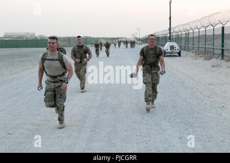 CAMP ARIFJAN, Kuwait - Hauptsitz und Sitz Bataillon, 28 Infanterie Division Soldaten, 1 Leutnant Andreas Leonhard, Staff Sgt. Charles Tallent und Kapitän Rhyan Kleiner Wanderung durch Ihre endgültige Bundeswehr Proficiency Abzeichen Ereignis am 12. Juli in einem ruck März unter Verwendung einer mindestens 33-lbs-Rucksack für einen Abstand zwischen 3,7 bis 7,4 Meilen, im Versuch, entweder für eine Bronze, Silber oder Gold GAFPB zu qualifizieren. Qualifizierte US-Soldaten ermächtigt, die GAFPB auf ihrem Dress Uniform zu tragen. Stockfoto