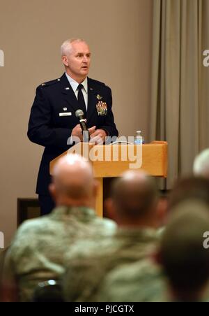 Oberst Rich Adams, Commander 168 Operations, Alaska Air National Guard, gibt seine Erläuterungen während der 213 Speicherplatz Squadron Ändern des Befehls Zeremonie, Juli 17, 2018, zu klaren AFS, Alaska. Die 213 guidon wurde von Oberstleutnant John Oberst, Oberstleutnant Michael Scadden bestanden, als er das Kommando des entfernten Alaska. Stockfoto