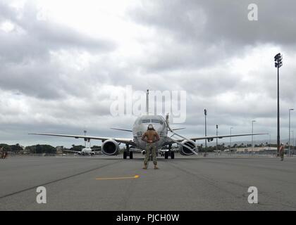 JOINT BASE Pearl Harbor - HICKAM, Hawaii (18 Juli 2018) - Flieger Jujuan Mailand, auf Patrouille Squadron 47 befestigt und ständigen Flugzeug Kapitän, startet ein P-8A Poseidon auf Joint Base Pearl Harbor-Hickam während der Pacific Rim (Rimpac) Übung. 25 Nationen, 46 Schiffe, 5 U-Boote, über 200 Flugzeuge und 25.000 Angestellte beteiligen sich an Rimpac vom 27. Juni bis 2. August in und um die hawaiischen Inseln und Südkalifornien. Die weltweit größte internationale maritime Übung RIMPAC bietet eine einzigartige Ausbildung während der Förderung und Erhaltung der kooperative Beziehungen Amon Stockfoto