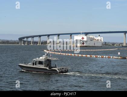 SAN DIEGO (21. Juli 2018) USNS Mercy (T-AH 19) unter dem Coronado Bridge führt, Rückkehr in die Heimat von Pacific Partnerschaft 2018. Barmherzigkeit war von Februar bis Juli unterwegs, die öffentliche Gesundheit, Engineering und Disaster Response Services to Host-Ländern Beziehungen in der Indo-Asia Pacific Region zu stärken. Stockfoto