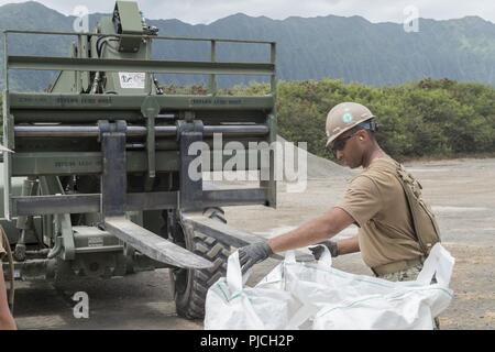 MARINE CORPS TRAINING BEREICH FALTENBÄLGE, Hawaii (21. Juli 2018) Ausrüstung Fahrer Constructionman Timmothy Marshbanks, Naval Mobile Konstruktion Bataillon (NMCB) 18, hält die Griffe der konkreten Beutel für den Gabelstapler bei einem Flugplatz Schäden reparieren Übung während der Rand der Pazifischen (Rimpac) Ausübung gehalten zugeordnet. NMCB 3, 18 und 22 nahmen an einer gemeinsamen Übung mit der Armee 561st Engineering Company, 130 Engineer Brigade, 84th Engineer Battalion bei Rimpac 21. Juli. 25 Nationen, 46 Schiffe, 5 U-Boote, und etwa 200 Flugzeugen und 25.000 Mitarbeiter teilnehmen. Stockfoto