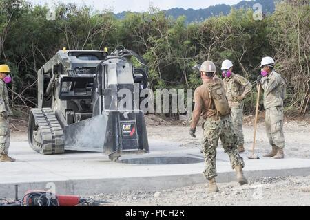 MARINE CORPS TRAINING BEREICH FALTENBÄLGE, Hawaii (21. Juli 2018) Steelworker 1. Klasse Dustin Brise, zugeordnet zu den Naval Mobile Konstruktion Bataillon (NMCB), 22, leitet einen Gleiter während einem Flugplatz Schäden reparieren Übung während der Rand der Pazifischen (Rimpac) Ausübung gehalten zu steuern. NMCB 3, 18 und 22 nahmen an einer gemeinsamen Übung mit der Armee 561st Engineering Company, 130 Engineer Brigade, 84th Engineer Battalion bei rimpac Juli 21. 25 Nationen, 46 Schiffe, 5 U-Boote, und etwa 200 Flugzeugen und 25.000 Angestellte beteiligen sich an Rimpac vom 27. Juni bis 2. August in und um das Hawa Stockfoto