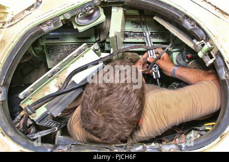 Armee Sgt. Benjamin Rolfe, ein Palmer, Arkansas Eingeborene und Bradley Fighting Vehicle Gunner zu Alpha Company zugewiesen., 2nd Battalion, 5th Cavalry Regiment, 1st Armored Brigade Combat Team, 1.Kavallerie Division, installiert das Feuern Bolzen der M240C Koaxiales Maschinengewehr von innen eine Bradley Fahrzeug während Schießwesen bei Novo Selo, Bulgarien Kampf, 19. Juli 2018. Das Unternehmen ist in Bulgarien zur Unterstützung der Atlantischen lösen, ein bleibendes Training übung zwischen der NATO und der US-Streitkräfte stationiert. Stockfoto