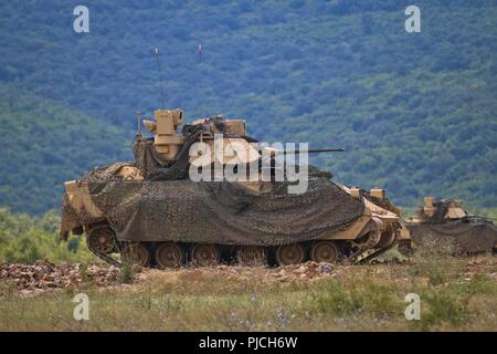 Ein Bradley Fighting Vehicle Crew, zu Alpha Company, 2nd Battalion, 5th Cavalry Regiment, 1st Armored Brigade Combat Team, 1.Kavallerie Division zugeordnet, innerhalb Ihres Fahrzeugs für den ersten popup Ziel warten während einer schießwesen bei Novo Selo, Bulgarien, 19. Juli 2018 zu engagieren. Das Unternehmen ist in Bulgarien zur Unterstützung der Atlantischen lösen, ein bleibendes Training übung zwischen der NATO und der US-Streitkräfte stationiert. Stockfoto