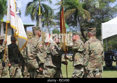 FORT SHAFTER, Hawaii - Command Sgt. Maj. Timothy Smith, Senior Soldaten Führer der Theater Support Group, führt die Einheit Farben ausgehende TSG Kommandant Colonel William Nutter während der US-Army Reserve Command des Befehls Zeremonie. Stockfoto