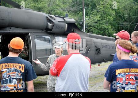 U.S. Army Chief Warrant Officer 3 Danielle Watkins, Sicherheitsbeauftragter für die 628Th Aviation Support Bataillons, Schriftsatz zivilen Rettungskräfte von Dauphin und Schuylkill Grafschaften auf die UH-60 Black Hawk Hubschrauber Wiconisco, PA, 21. Juli 2018. Stockfoto