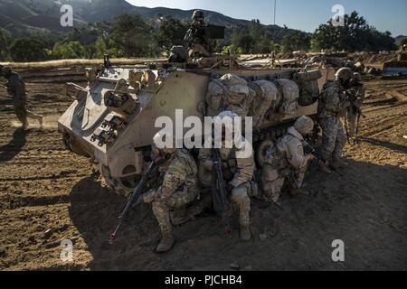 Us-Armee finden Combat engineer Soldaten an die 374 Engineer Company, Concord, Kalifornien zugewiesen ist, ziehen die Sicherheit nach Abschluss einer kombinierten Waffen Verletzung während eines Combat Support Training (CSTX) am Fort Hunter Liggett, Kalifornien, 22. Juli 2018. Diese Drehung der CSTX läuft durch den Monat Juli, Ausbildung Tausende von Soldaten der US-Army Reserve von einer Vielzahl von Funktionen, die mit der Militärpolizei, Medizin, Chemie, Logistik, Transport und vieles mehr gehören. Stockfoto