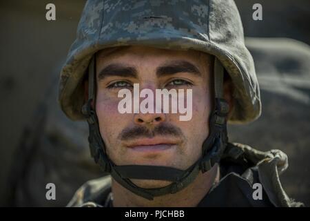 Erster Leutnant José Valadez, ein US Army Reserve Zugführer mit der 374 Ingenieur Gesellschaft, in Concord, Kalifornien gehabt, posiert für ein Portrait während einem Kampf Support Training (CSTX) am Fort Hunter Liggett, Kalifornien, 22. Juli 2018. Diese Drehung der CSTX läuft durch den Monat Juli, Ausbildung Tausende von Soldaten der US-Army Reserve von einer Vielzahl von Funktionen, die mit der Militärpolizei, Medizin, Chemie, Logistik, Transport und vieles mehr gehören. Stockfoto