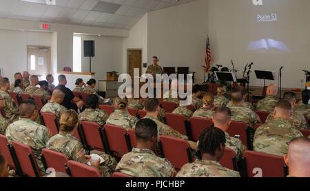 Maj. Jon Pirtle, Kaplan für HHC-201St Region Support Group, liefert eine christliche Predigt zu Soldaten aus verschiedenen Einheiten im Norden Fort Hood Kapelle auf Fort Hood, TX, 22. Juli 2018. Maj. Pirtle sprach primär aus Psalm 51 das christliche Evangelium zu erklären. Stockfoto