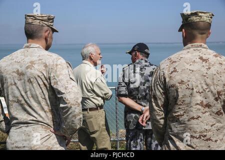 Australische Royal Navy Commander Anthony Fall, Offizier, Weiterleiten Support Koordinationsgruppe, Northern Command, spricht mit Richard V. Spencer, Sekretär der Marine über die Geschichte, die in Darwin, während seines Besuchs mit dem Marine Drehkraft Darwin, Northern Territory, Australien, Juli 15. MRF-D dient als Marine Air Ground Task Force, die Marines und die Australian Defence Force Training zu kombinieren und die Interoperabilität zwischen den Streitkräften zu verbessern. Stockfoto