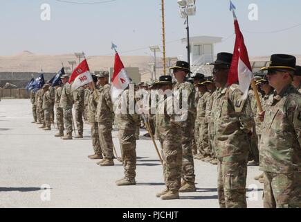 AMMAN, Jordanien - Soldaten mit der 1 Bataillon, 184 Infanterie Regiment und 1. Staffel, 18 Cavalry Regiment, Oklahoma Army National Guard, beobachten Sie die Übertragung der Autorität Zeremonie am 12. Juli 2018. Stockfoto