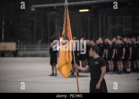 Sky Soldaten von Bulldog Truppe, 1st Squadron (Airborne), 91st Cavalry Regiment waren wie Williamson Cup Sieger anerkannt. Die 173Rd Airborne Brigade Kommandeur Oberst James Bartholomees ausgezeichnet mit dem Streamer zur Erreichung höchster Bereitschaft Metriken in diesem Quartal in der Brigade. Stockfoto