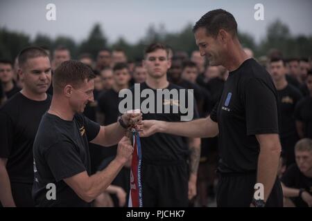 Sky Soldaten von Bulldog Truppe, 1st Squadron (Airborne), 91st Cavalry Regiment waren wie Williamson Cup Sieger anerkannt. Die 173Rd Airborne Brigade Kommandeur Oberst James Bartholomees ausgezeichnet mit dem Streamer zur Erreichung höchster Bereitschaft Metriken in diesem Quartal in der Brigade. Stockfoto