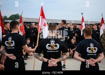 Sky Soldaten von Bulldog Truppe, 1st Squadron (Airborne), 91st Cavalry Regiment waren wie Williamson Cup Sieger anerkannt. Die 173Rd Airborne Brigade Kommandeur Oberst James Bartholomees ausgezeichnet mit dem Streamer zur Erreichung höchster Bereitschaft Metriken in diesem Quartal in der Brigade. Stockfoto