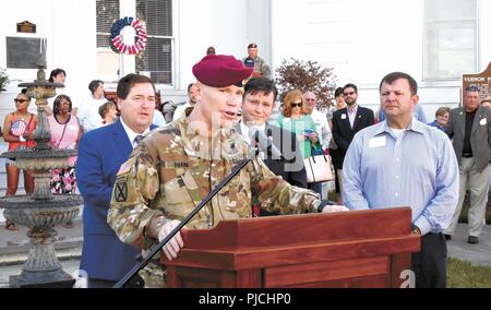 Brig. Gen. Patrick D. Frank, Commander, Joint Readiness Training Center und Fort Polk, Adressen Reportern auf einer Pressekonferenz vor einem militärischen Anerkennung Parade von der Vernon Parish Handelskammer militärische Angelegenheiten Ausschuss am 14. Juli in der Innenstadt von Leesville gehostet werden. Auch die Teilnahme an der Veranstaltung waren (von links) Louisiana Leutnant. Billy Nungesser, U.S. Rep Mike Johnson, Vierten Kongresses von Louisiana und Leesville MayorRick Allen. Stockfoto