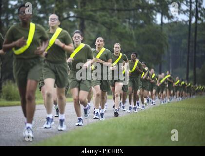 Us Marine Corps Rekruten mit Platoon 4038, Papa, 4 Recruit Training Bataillon, in der Nähe der Oberfläche des run Teil ihrer ursprünglichen Stärke Test auf Parris Island, 20. Juli 2018. Die minimale physische Anforderungen für Frauen, die eine Ausbildung beginnen, sind 44 Knirschen in zwei Minuten, 1 Pull-up ohne Zeitangabe oder 15 Push-ups in zwei Minuten, und ein 1,5-Meile laufen in 15 Minuten. Heute, rund 19.000 Rekruten kommen auf Parris Island jährlich für die Chance, United States Marines werden durch dauerhafte 13 Wochen strenge, transformative Training. Parris Island ist die Heimat von Entry-level-Soldaten Trai Stockfoto